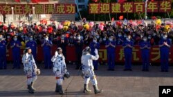 Tiga astronaut China, dari kiri: Tang Hongbo, Liu Boming, dan Nie Haisheng sebelum naik pesawat antariksa Shenzou-12 di fasilitas peluncuran Jiuquan, China Kamis (17/6). 