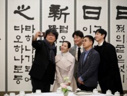 Bong Joon-ho, director of the four Oscar award-winning film 'Parasite', takes a selfie with cast members Song Kang-ho, Cho Yeo-jeong and Lee Sun-kyun at the Presidential Blue House in Seoul, South Korea, February 20, 2020.