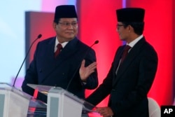 Penampilan Paslon 02, Capres Prabowo Subianto dan Cawapres Sandiaga Uno, dalam acara debat perdana di Jakarta, Kamis malam (17/1).