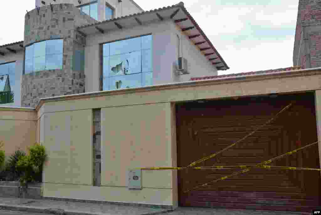 Algunos manifestantes se trasladaron a la casa del expresidente Evo Morales en Cochabamba (Bolivia) y rompieron la puerta de acceso al domicilio. El hogar de Morales quedó vandalizado e, incluso, algunos se llevaron algunas pertenencias del hasta ahora jefe del ejecutivo boliviano.