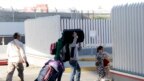 Một gia đình di dân đến nộp đơn xin tị nạn ở biên giới với Mỹ ở thành phố Tijuana, Mexico