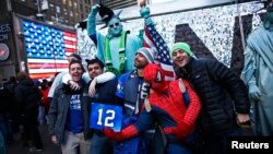 Pengunjung berpose dengan tokoh 'Spiderman' di kawasan Times Square di New York (foto: dok).