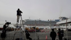Periodistas captan imágenes del crucero que se encuentra atracado en Japón con decenas de pasajeros en cuarentena entre esos más de 300 estadounidenses que serán repatriados este domingo. Dentro del barco se reportaron casos de personas con síntomas del nuevo virus.