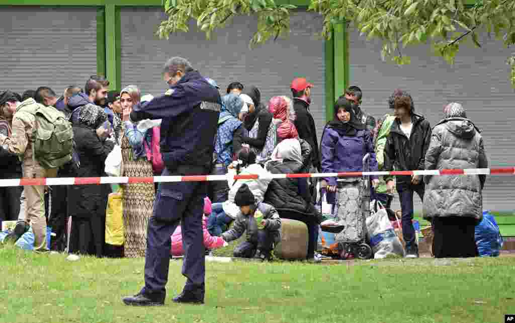 Para migran menunggu transportasi di Dortmund, Jerman (6/9). ​(AP/Martin Meissner)