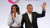 Mantan presiden AS Barack Obama (kanan) dan mantan ibu negara Michelle Obama menghadiri pertemuan Yayasan Obama di Chicago, 31 Oktober 2017.
