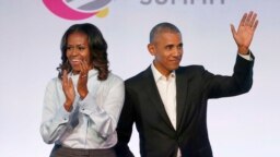 Mantan presiden AS Barack Obama (kanan) dan mantan ibu negara Michelle Obama menghadiri pertemuan Yayasan Obama di Chicago, 31 Oktober 2017.
