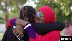 Članice kampanje "Vratite naše devojke" reaguju na vest o spasavanju devojčice u Abudži u Nigeriji. 