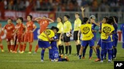 Các cầu thủ Thái Lan vui mừng sau khi chiến thắng đội tuyển Việt Nam trong Giải vô địch Bóng đá nữ châu Á tại sân vận động Thống Nhất, TP Hồ Chí Minh, Việt Nam, ngày 21/5/2014.