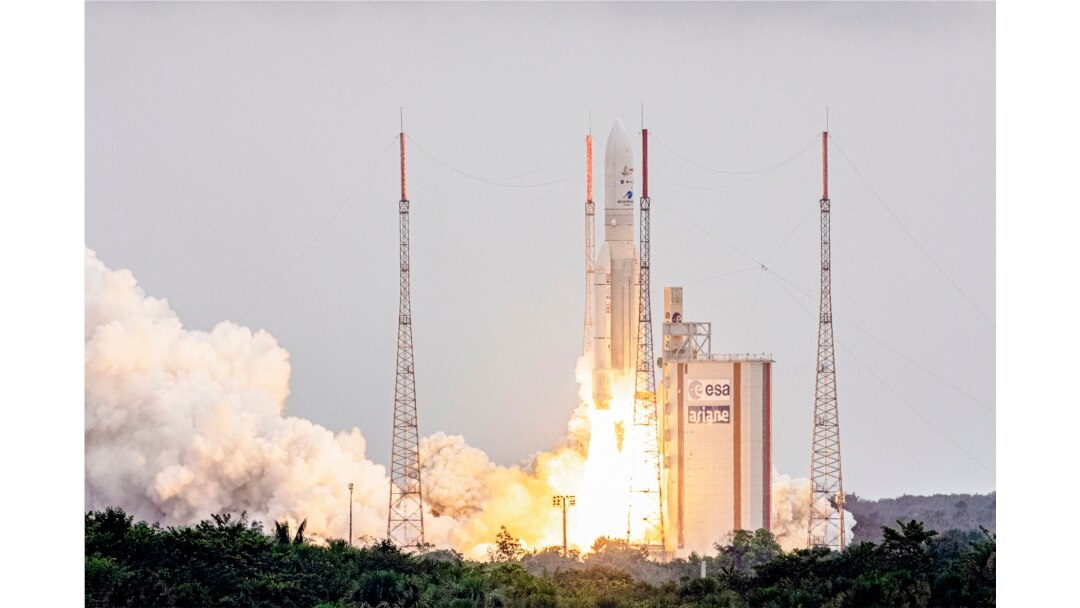 Roket Arianespace Ariane 5 dengan Teleskop Luar Angkasa James Webb NASA lepas landas dari landasan peluncuran, di Pelabuhan Antariksa Eropa, Pusat Antariksa Guiana di Kourou, Guyana Prancis, 25 Desember 2021. (AFP)