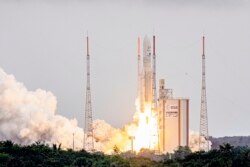 Roket Arianespace Ariane 5 dengan Teleskop Luar Angkasa James Webb NASA lepas landas dari landasan peluncuran, di Pelabuhan Antariksa Eropa, Pusat Antariksa Guiana di Kourou, Guyana Prancis, 25 Desember 2021. (AFP)