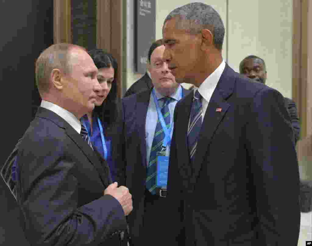 중국 항저우에서 열린 G20 정상회의장에서 바락 오바마 미국 대통령(오른쪽)이 블라디미르 푸틴 러시아 대통령과과 대화하고 있다.