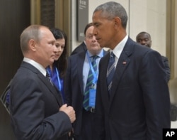 Russian President Vladimir Putin, left, speaks with U.S. President Barack Obama in Hangzhou in eastern China's Zhejiang province, China, Sept. 5, 2016.