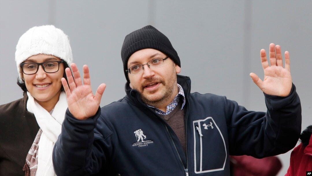 Jurnalis AS keturunan Iran, Jason Rezaian (kanan) bersama istrinya, Yeganeh Salehi tiba di Jerman setelah Jason dibebaskan dari penjara di Iran (foto: dok).