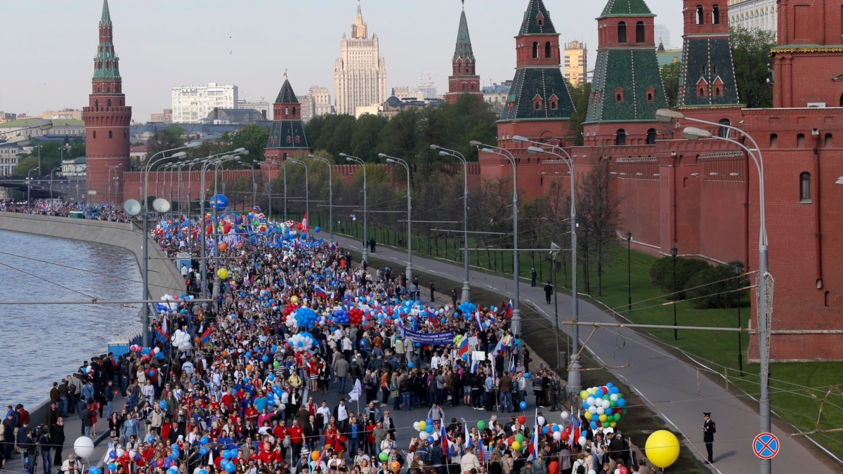 Народы москвы. Красная площадь много людей. Народ на красной площади. Москва люди. Люди на красной площади.