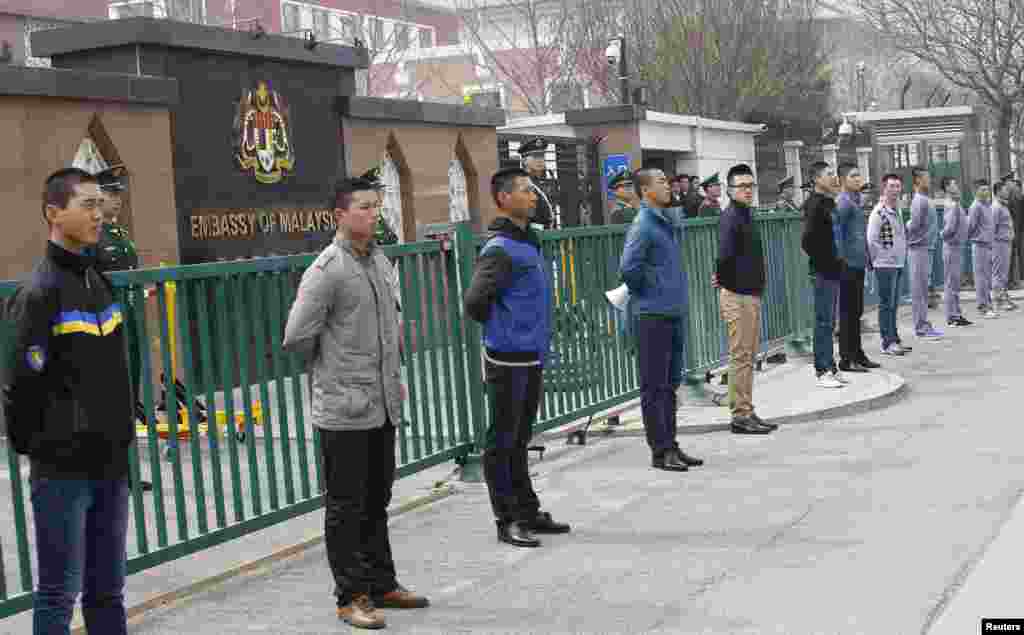 Cảnh sát mặc thường phục canh gác trước đại sứ quán Malaysia ở Bắc Kinh, ngày 25/3/2014. s