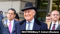 L'ancien conseiller de campagne de Donald Trump, Roger Stone, à sa sortie de l'audience au cours de laquelle il a été condamné à plus de 3 ans de prison. REUTERS/Mary F. Calvert