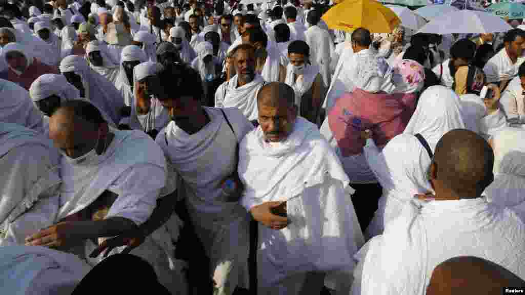 Mahajjata sun taru yin adu'a, a dutsen rahama, a lokacin Hajjin bana 3, ga Oktoba 2014.