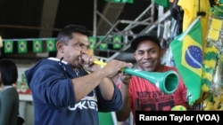 Espírito do Mundial com a famosa vuvuzela. O Campeonato Mundial de Futebol realiza-se entre 12 de Junho a 13 de Julho. Brasil 2014