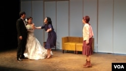 남북 관계를 남녀간의 사랑으로 묘사한 연극 '두 코리아의 통일' 중 '결혼' 에피소드의 한 장면.