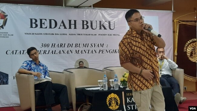 Mantan pengikut ISIS, Febri Ramdani (baju batik) dalam peluncuran sekaligus bedah bukunya yang berjudul “300 Hari di Bumi Syam