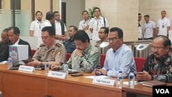 Tim Pencari Fakta kasus Novel Baswedan menjelaskan hasil kerjanya di Bareskrim Polri, Jakarta hari Rabu (17/7). (VOA/Fathiyah)