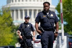 Des agents de la police du Capitole se tiennent à une intersection près du Capitole et de la Bibliothèque du Congrès à Washington, le jeudi 19 août 2021