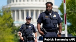 2021年8月19日，美國國會警察站在國會大廈和國會圖書館附近的十字路口。