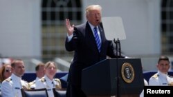 El presidente Donald Trump no mencionó nada relacionado con el exdirector del FBI, James Comey, durante su discurso frente a los recién graduados de la academia de la Guardia Costera.