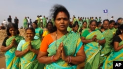 Des personnes priant en Inde à l'occasion du dixième anniversaire du tsunami en Asie (AP)