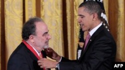 Tổng thống Obama đeo huân chương cho nhà phê bình văn học Roberto Gonzalez