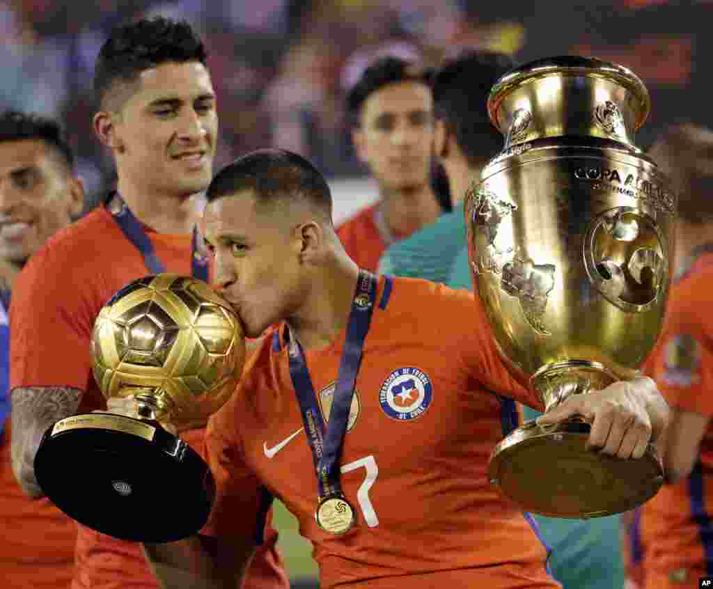 Alexis Sanchez beija o troféu da Copa América Centenário