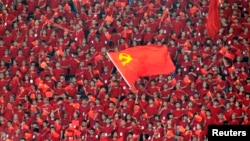 资料照：中国学生在重庆市奥林匹克体育中心挥舞中共党旗。