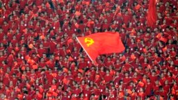 资料照：中国学生在重庆市奥林匹克体育中心挥舞中共党旗。