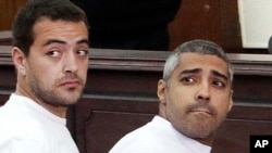 El productor de Al Jazeera en inglés, Baher Mohamed, izquierda, y el egipcio-canadiense Mohammed Fahmy, jefe de la oficina en El Cairo, serán enjuiciados nuevamente.