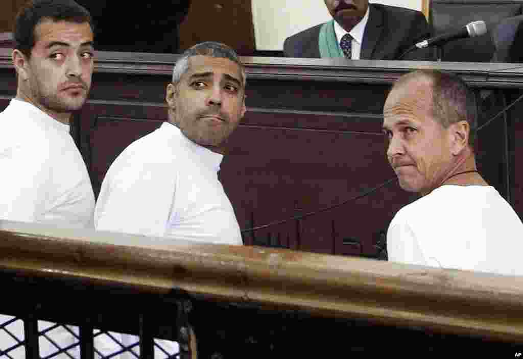 Tiga wartawan Al-Jazeera dari kiri: Baher Mohamed, Mohammed Fahmy, dan Peter Greste saat tampil di pengadilan Kairo, Mesir, Maret 2014.