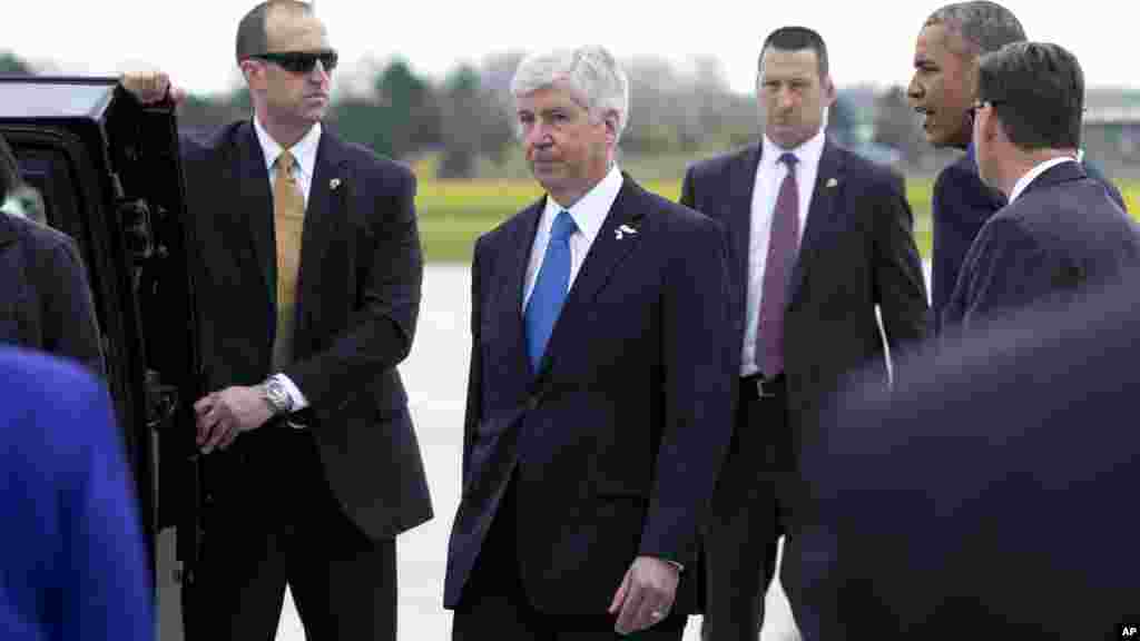 Le président Barack Obama et le gouverneur du Michigan Rick Snyder à l'aéroport international Bishop de Flint, dans le Michigan, le 4 mai 2016.