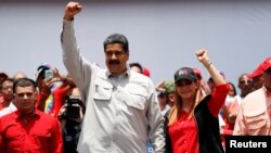 Le président vénézuélien Nicolas Maduro accueille ses partisans à côté de son épouse Cilia Flores lors d'un rassemblement à Charallave, au Venezuela, le 15 mai 2018.