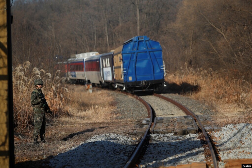 한국 열차가 경의선 철도를 타고 군사분계선(MDL)을 통과해 북한 판문역으로 향하고 있다.