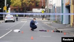 Afisa polisi wa Victoria akifanya uchunguzi katika eneo la tukio la uhalifu ambapo risasi kadhaa zilitumika katika shambulizi hilo katika klabu ya Love Machine, Prahran, Melbourne, Australia, Aprili 14, 2019.