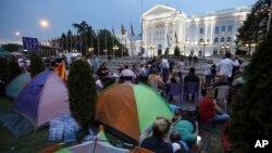 Para demonstran anti pemerintah melakukan unjuk rasa di ibukota Skopje (17/5).