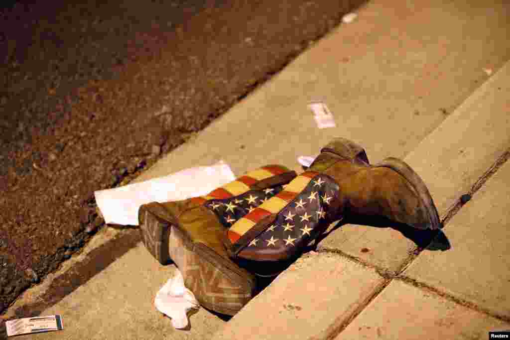 Sepasang boots cowboy terlihat di jalan di luar lokasi konser setelah insiden penembakan massal di Las Vegas Strip, Las Vegas, Nevada, AS.