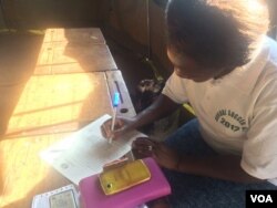 Kumele ozebhalisa ukuvota alobe igama lakhe emaphepheni eZEC engakathatwa imifanekiso yimitshina yeBVR. Lokhu akutsho ukuthi kuzakwenza avezwe ukuthi uvotele bani.