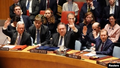 Ngoại trưởng Mỹ Mike Pompeo (giữa) biểu quyết trong một cuộc họp của Hội đồng Bảo an Liên Hiệp Quốc ở Thành phố New York, Mỹ, ngày 26 tháng 1, 2019.