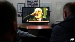 Bosnian people watch the live TV broadcast from the International Criminal Court for the former Yugoslavia (ICTY) in The Hague as Slobodan Praljak brings a bottle to his lips, in southern Bosnian town of Mostar 140 kms south of Sarajevo.
