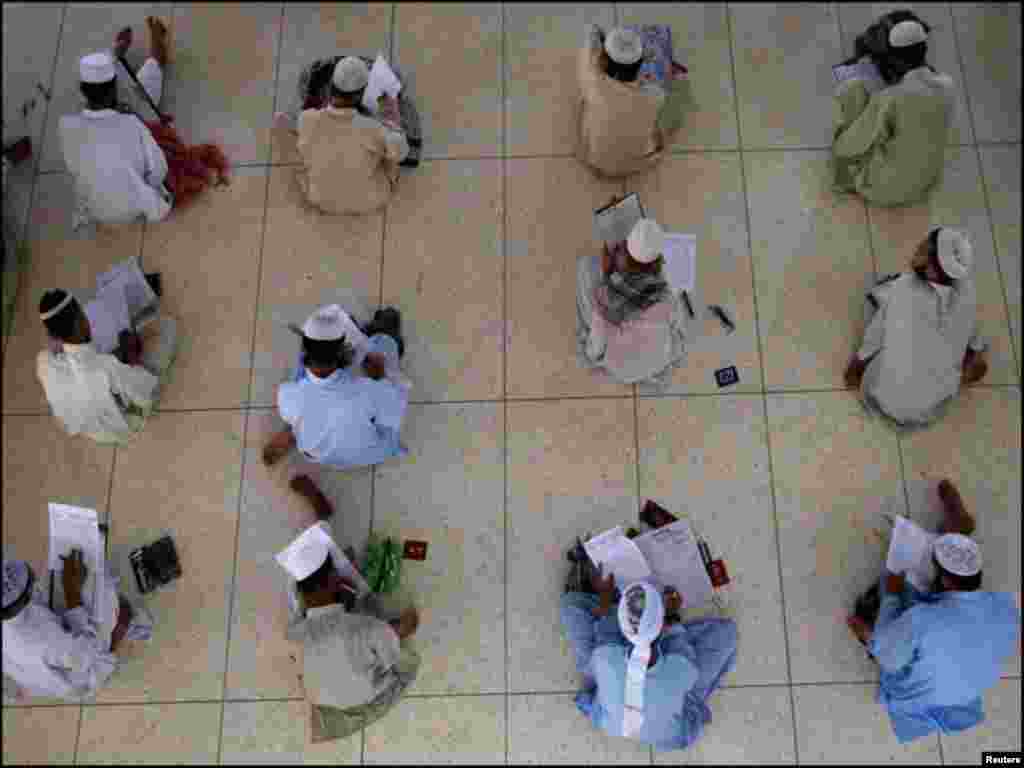 پاکستان کے سب سے بڑے شہر کراچی کے ایک مدرسے کے طالبعلم امتحان دیتے ہوئے۔