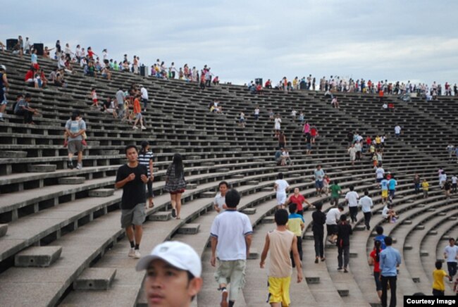 ប្រជាពលរដ្ឋនៅរាជធានីភ្នំពេញ បាត់ប្រាណនៅក្នុងទីលានពហុកីឡាដ្ឋានអូឡាំពិក កាលពីឆ្នាំ២០០៨។ (រូបថតដោយ Tharum Bun)