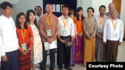 မေလ ၁၄ရက်နေ့က မြန်မာ ငြိမ်းချမ်းရေး စင်တာကို လာရောက် လေ့လာသော နိုင်ငံတော် အကြံပေး ပုဂ္ဂိုလ် ဒေါ်အောင်ဆန်းစုကြည်ကို တွ့ရစဉ်။ ဓါတ်ပုံ - (Min Zaw Oo/ Facebook) 
