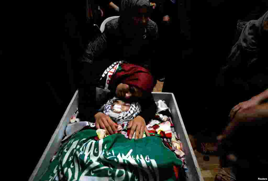 16岁的巴勒斯坦人Oday Khalil在与以色列军队的一次冲突中受伤而死。在被占领的约旦河西岸拉马拉附近，Oday Khalil的母亲在葬礼上哀悼儿子。