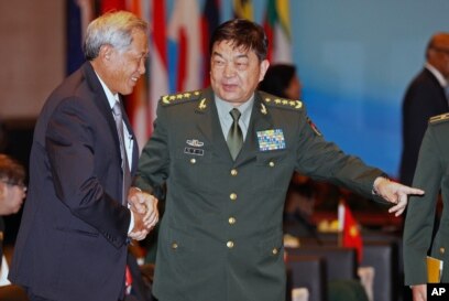 Bộ trưởng quốc phòng Trung Quốc Chang Wanquan (phải) và Bộ trưởng Quốc phòng Singapore Ng Eng Hen.