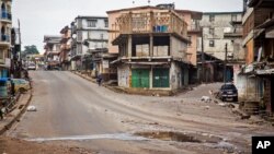 Le leader de l&#39;opposition ougandaise Kizza Besigye , au centre, est arrêté par la police, à Kampala, Ouganda. 22 février 2016